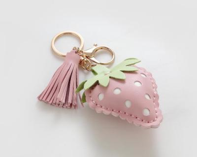China High Quality Pu Leather Wristlet Keychain Bracelet Kids Strawberry Shape Key Chain à venda