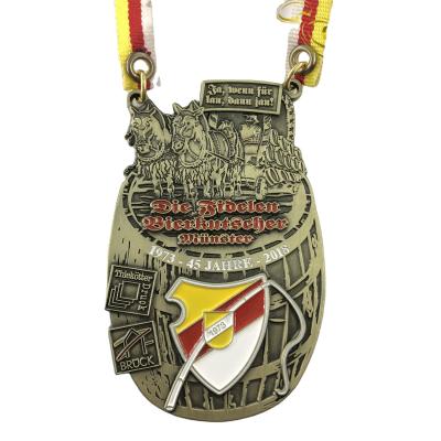 China Producto de venta caliente Medallón de moda de forma personalizada colgador de la Marina antigua Medallones de metal de latón de carnaval en venta