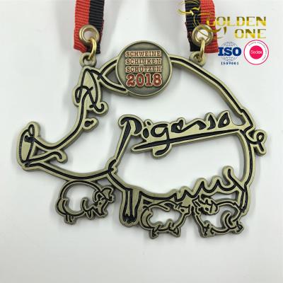 China China Groothandel Varkens Antieke Messing Triathlon Finisher zachte glazuur zink legering aangepaste medailles met lanyard Te koop