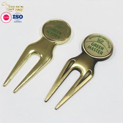 China Hot Sale Custom Shiny Gold Plated white magnetic repair divot tool fixer golfer gift metal golf divot en venta