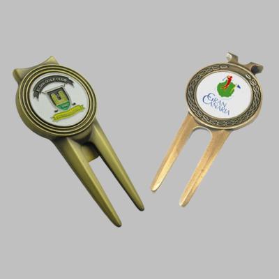 China Golf Accessories Factory Wholesale Blank Metal Custom Shape Golf Fork Divot Repair Tool Divot Tools with ball marker en venta