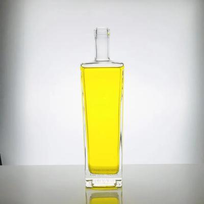 China Cosmetic Packing 750ml Capacity Glass Bottle for Alcohol Vodka Whisky Custom Branding for sale
