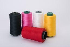 China 800 hilo de coser hecho girar 40/2 5000yds del poliéster de los colores 100 de alta resistencia en venta