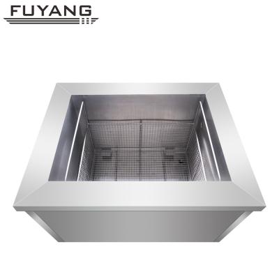 China Casters Large Industrial Ultrasonic Cleaner Stainless Steel Single Tank 560L à venda