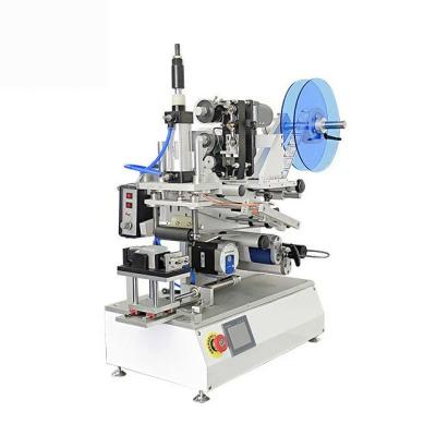 China Máquina de etiquetado plana semi automática del rollo para las botellas 15~25pcs/min en venta