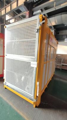 China Dubbele kooien middellange snelheid met rek en pinion Gebouwhef/ 2000kgs Belasting met omvormer en warm gegalvaniseerde mast Te koop