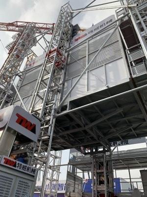 China Grua gêmea do terreno de construção do mastro SC800, 8 Ton High Rise Material Hoist à venda