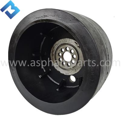 China High quality wheeled paver spare parts BF300P front rubber wheel for bomag en venta