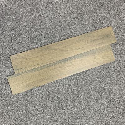 中国 反スリップの耐久力のある粗雑面完全なボディ磁器木効果の床タイル 販売のため