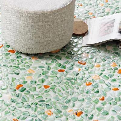 中国 Cobble Pebble Shaped Glass Mosaic Tiles Glossy Mosaic Kitchen Wall Pebble Mosaic 販売のため