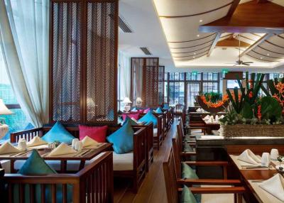 Chine La table de salle à manger asiatique du sud-est de meubles de restaurant d'hôtel de style a placé l'ODM à vendre