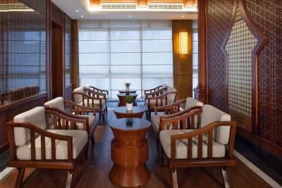 China Gleville Southeast Asia Furniture Resort Customized Wood Dining Room Sets for sale