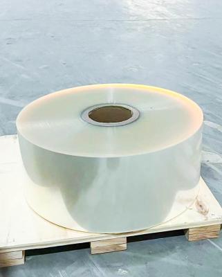 China Material de etiqueta de adhesivo acrílico para rollo de pegamento película transparente BOPP extra pegajosa en venta