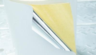 China Rolo de autocolantes sólido, transparente e pegajoso, papel de etiqueta de prata auto-aderente à venda