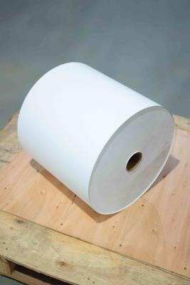 China Papel revestido con pegamento acrílico Rollo de papel 80u espesor de la cara en venta