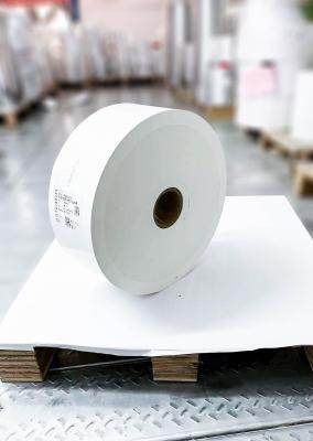China Papel BOPP blanco pegajoso e impermeable, etiquetas BOPP mate 800m de largo en venta