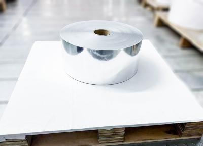 China Papel de rollo Jumbo adhesivo BOPP de plata ligera de 50μ de espesor de cara pegamento sintético en venta