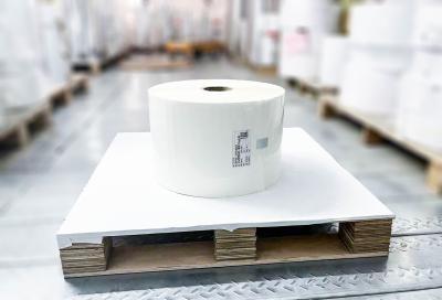 China Transparent BOPP Roll Label Materials Scratch Resistant  Acrylic Adhesive Glue for sale