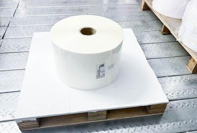 China Adhesivo acrílico pegamento lechoso etiqueta de PE material de papel rollo grande ordinario pegajoso en venta