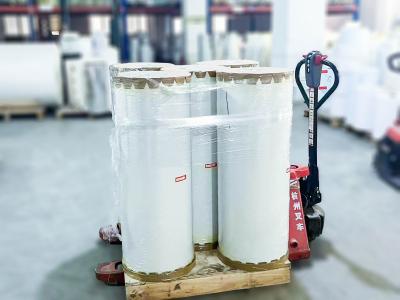 China Adhesivo autoadhesivo de acrílico impermeable papel sintético de cartón de rollo de inyección de tinta mate en venta