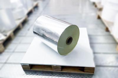 China Etiqueta autoadhesiva en blanco de PET de plata clara Materiales de pegamento de aceite Tipo de rollo de pegatinas en venta