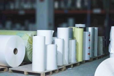 China Extra kleverig synthetisch etiketteringsmateriaal Plain Sticker Roll Hot Melt Glue Te koop