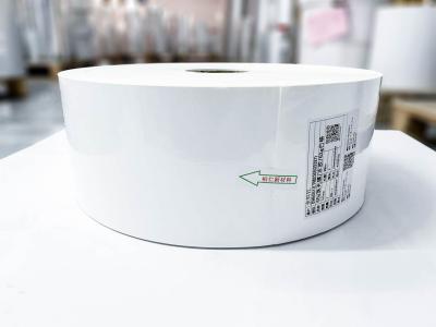 China Etiquetas de papel recubierto de pegamento acrílico resistente al agua Rollo 80 u espesor de superficie en venta