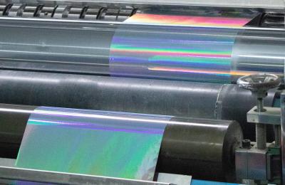 China Adhesivo autoadhesivo de pegamento móvil de película holográfica rollo de espesor de superficie de 50 u en venta