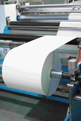 China Rolo de papel de impressão térmica Jumbo, rolo de papel brilhante auto-aderente à venda