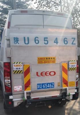 China Elevación de aluminio de la puerta posterior del camión de Lorry Tail Lift DC12V 2KW de la plataforma de la capacidad de carga 700KG en venta