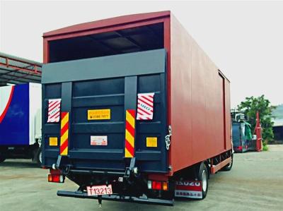 China Bagageira automática do poder de Van Tail Lift Cantilever Truck da caixa com tensão 12/24V e óleo hidráulico com o cilindro do óleo 8L à venda
