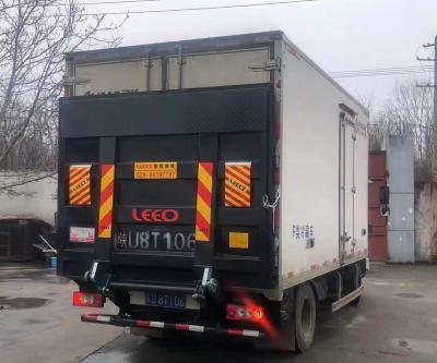 China Steel black truck rear lifting hydraulic equipment, carrying capacity 700-3000kg, voltage DC24V 2KW en venta