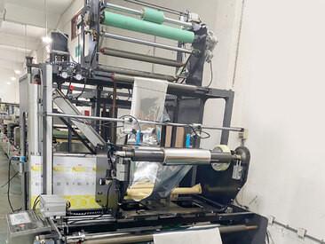 China Máquina para hacer bolsas de cremallera con doble desdoblador y almacenamiento de película en venta