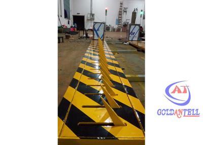China 5 Meter Long Tyre Spike Barrier Automatic Remote Control Road Spike Barrier With LED Light Te koop