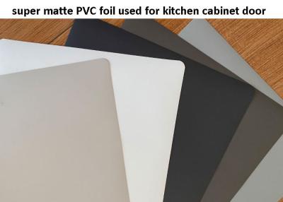 China Folha decorativa de PVC preto super fosco para portas de armário de cozinha à venda