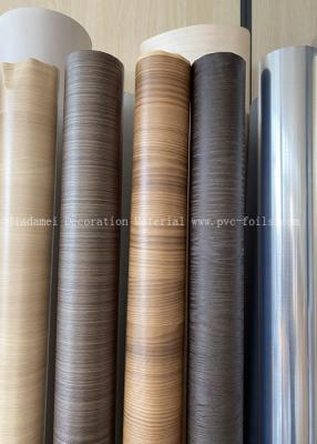 Chine Rouleau de film en PVC à motifs en bois pour la décoration de panneaux de meubles intérieurs à vendre