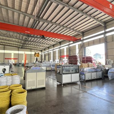 China Línea de producción de tuberías en espiral de HDPE Máquina de fabricación de tuberías de plástico de bajo ruido en venta