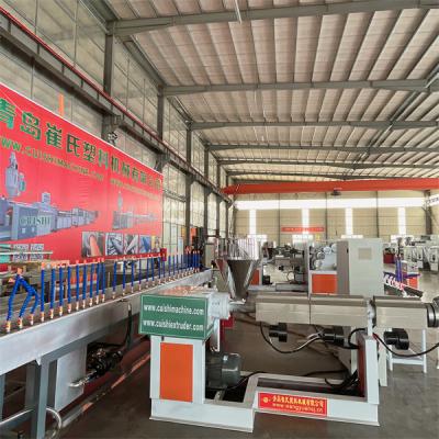 China Línea de producción de tuberías de PVC personalizadas de alta presión / máquina de tuberías de jardín de PVC suave en venta