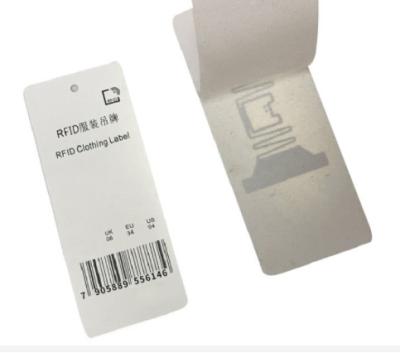 中国 70*30mmのペーパー衣類RFIDは札の服装の衣服960MHZを掛ける 販売のため