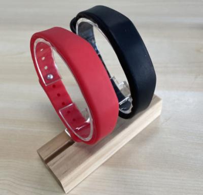 China Anti Allergic Sweat Proof Rfid NFC Silicone Wristband Waterproof 13.56MHZ for sale