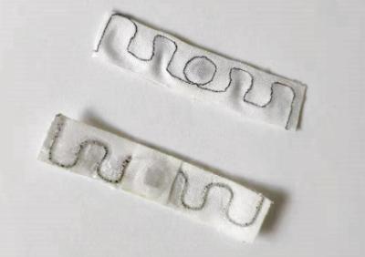 Chine Soudant à chaud l'étiquette de blanchisserie de fréquence ultra-haute du tissu RFID à une seule couche avec la puce d'Ucode 8 à vendre