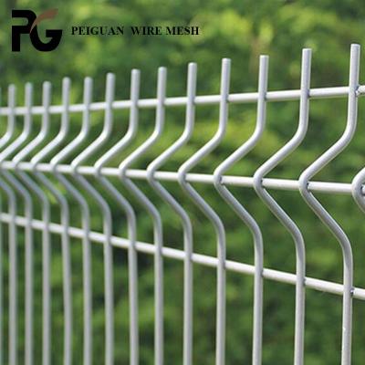 中国 3mm Nylofor 3dの塀はV折目が付いている上塗を施してあるボーダー緑の庭の金網の塀にパネルをはめる 販売のため