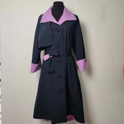 Китай Отожмите пальто канавы кнопки длиной подпоясанное с черным и пурпурным дизайном контраста продается