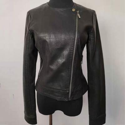 China Revestimentos magros das senhoras da forma do ajuste, casaco de cabedal preto curto do falso à venda