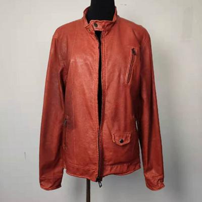 China Anti revestimentos das senhoras da forma do enrugamento, casaco de cabedal vermelho curto macio à venda