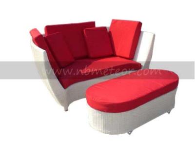 China Water Resistant Rattan Daybed Queen Round for Poolside Relaxation for sale