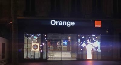 China Transparent LED Display Shinning for Orange France 85% Light Go Through Vivid Color for sale