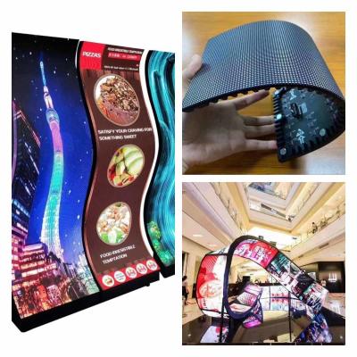 China Pantalla de visualización curvada flexible IP43 800cd/Sqm interior de P1.875mm LED en venta