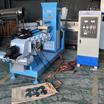 Chine machine automatique de fabrication de granulés pour aliments pour poissons de 600 à 700 kg / extrudeuse de granulés pour animaux de compagnie pour chiens et chats DGP120 à vendre