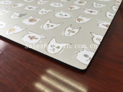 Chine Le tapis de souris de feuille du caoutchouc naturel de stratification de vinyle a adapté l'impression aux besoins du client de logo sur le dessus à vendre